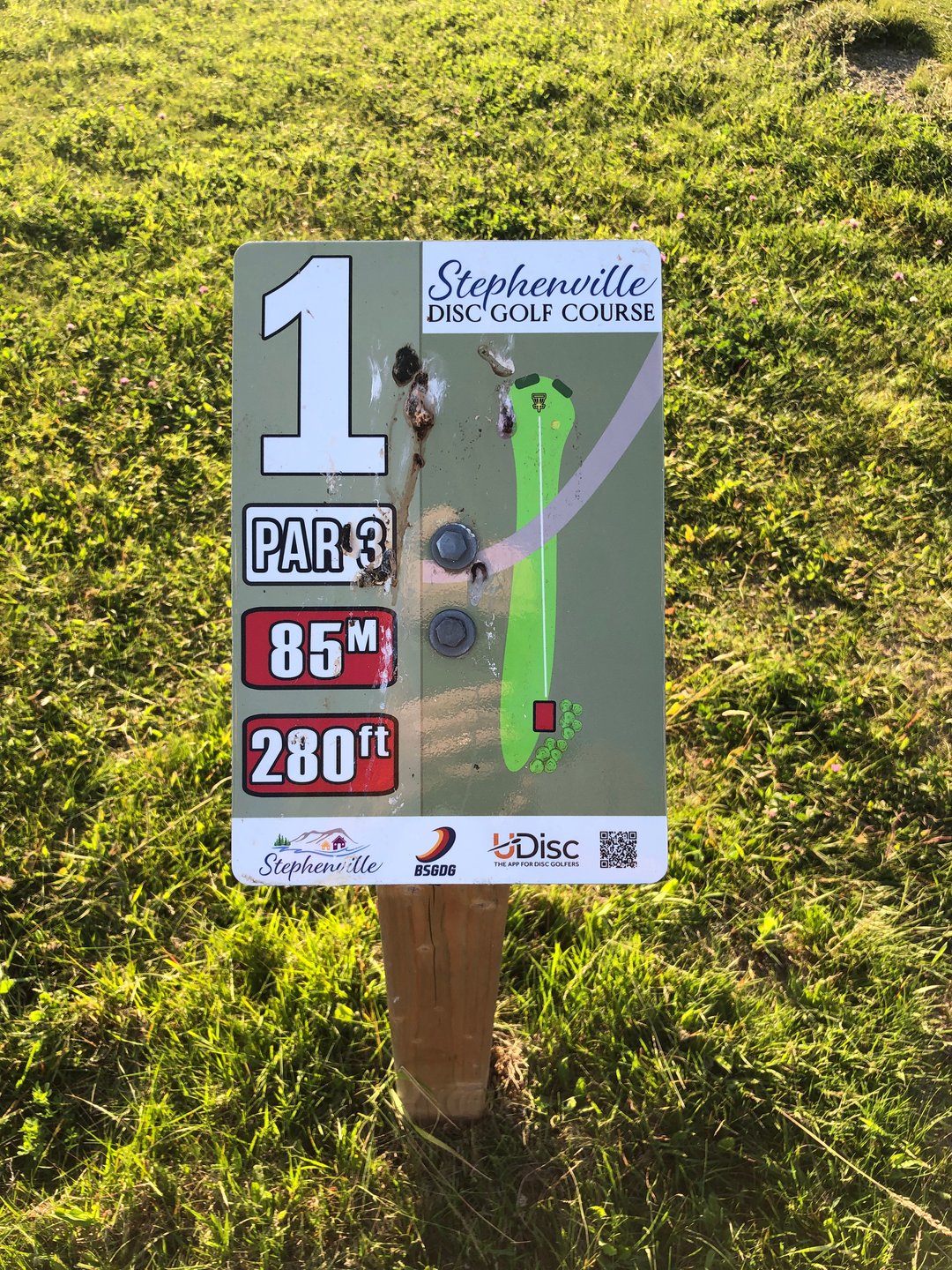 Hole 1 red tee sign
