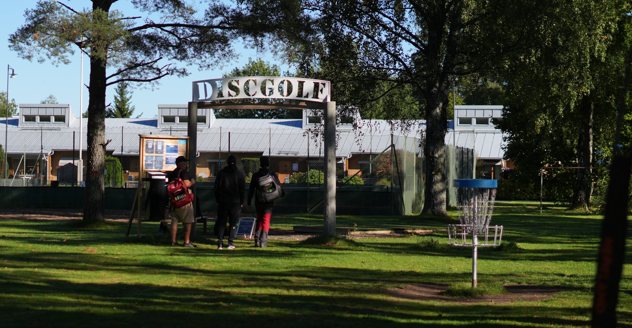 Välkommen till Klarälvens discgolfbana!
Här kan du värma upp på övningskorgen innan du går igenom den berömda portalen till det röda utkastet till hål 1