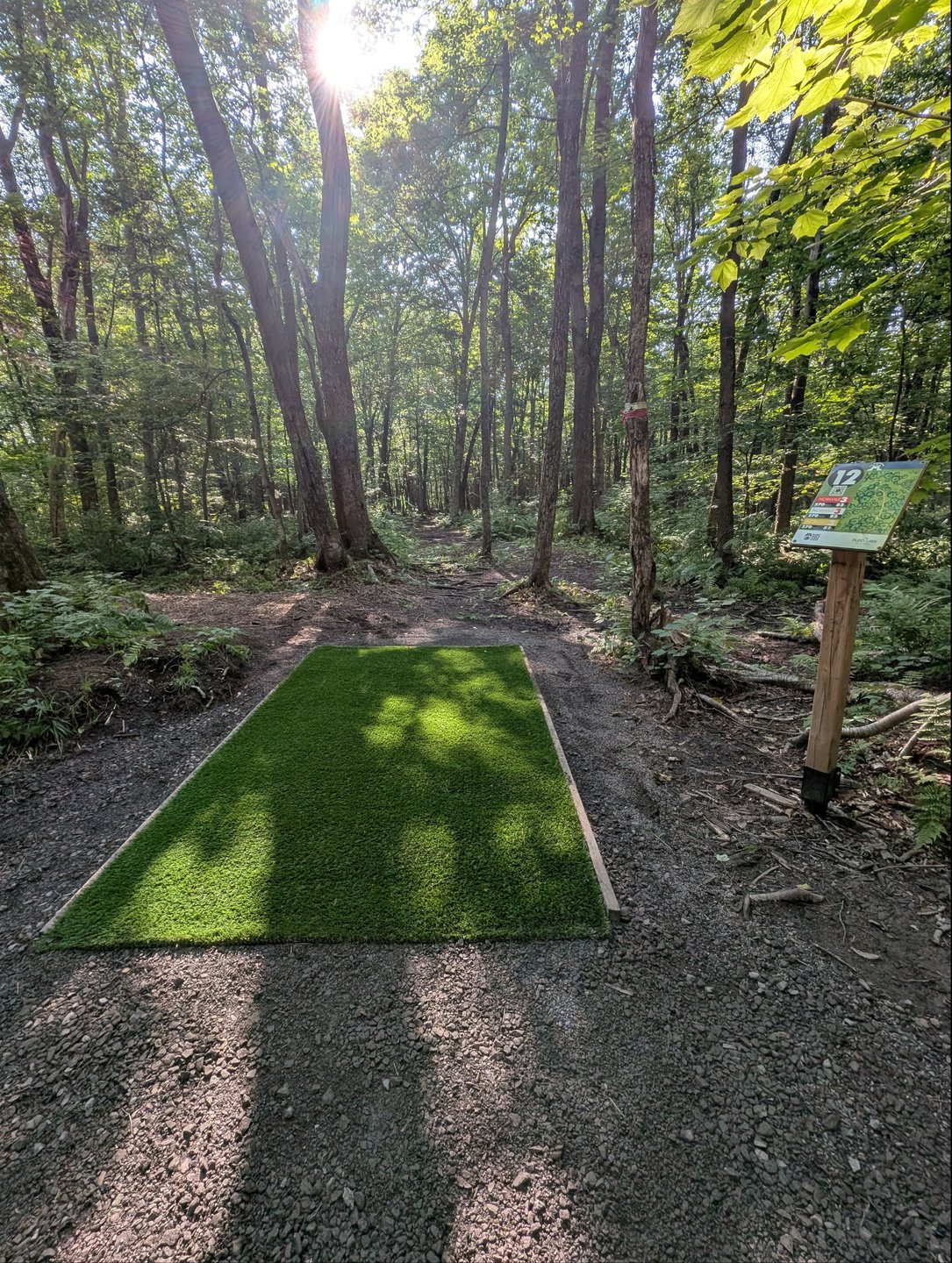 Nouveau tertre. New turf tee.