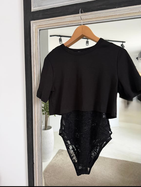 T-shirt court noir avec body en dentelle