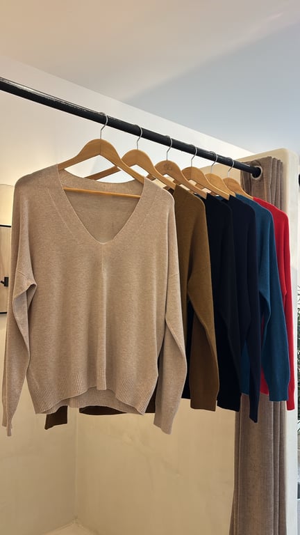 Pulls col V détails côtelés (plusieurs coloris)