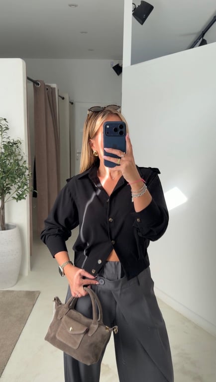 Blouse noire boutonnée élastiquée à la taille — vue alternative