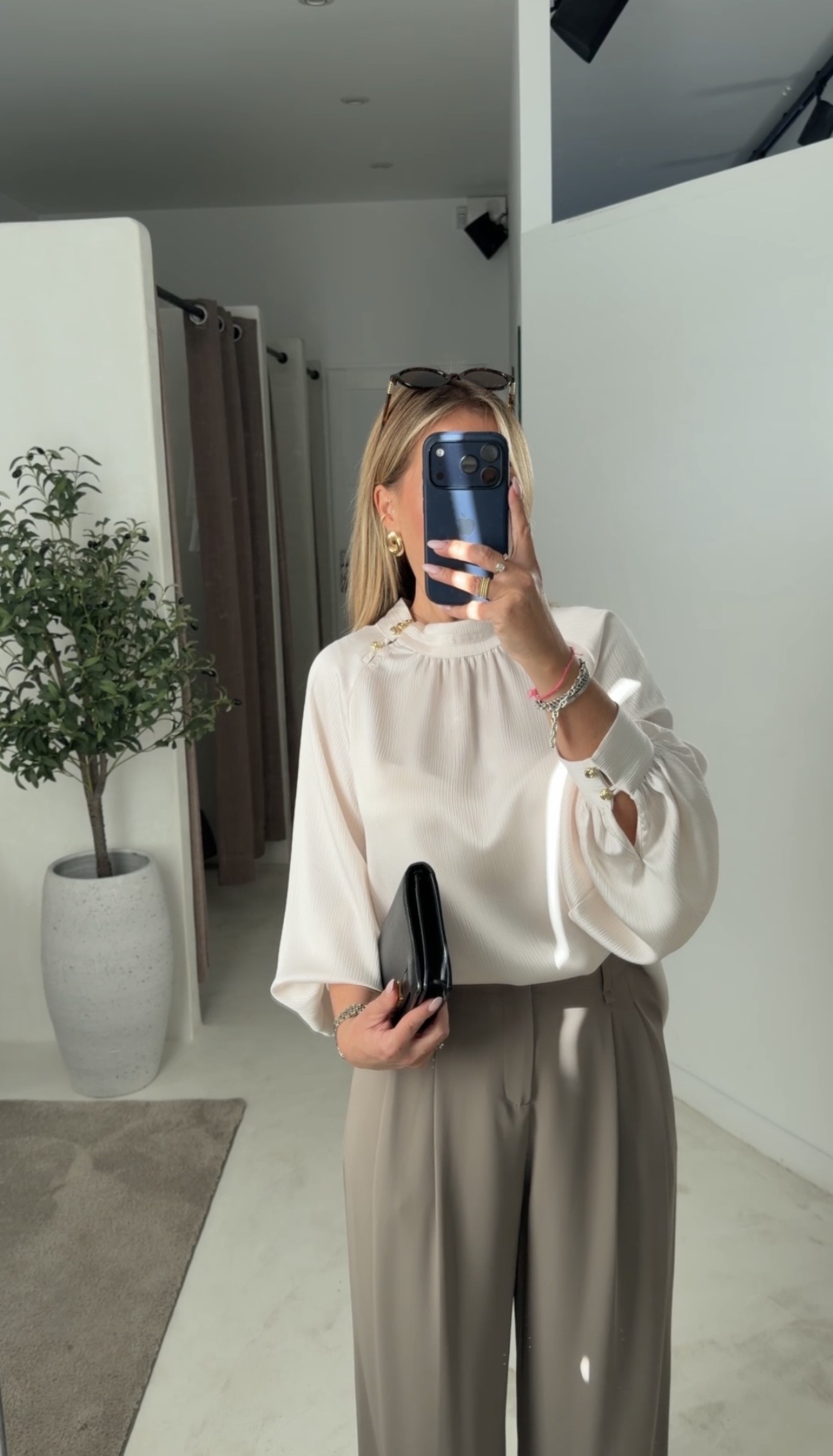 Blouse effet satiné écru avec boutons dorés — vue 2