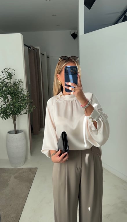 Blouse effet satiné écru avec boutons dorés — vue alternative
