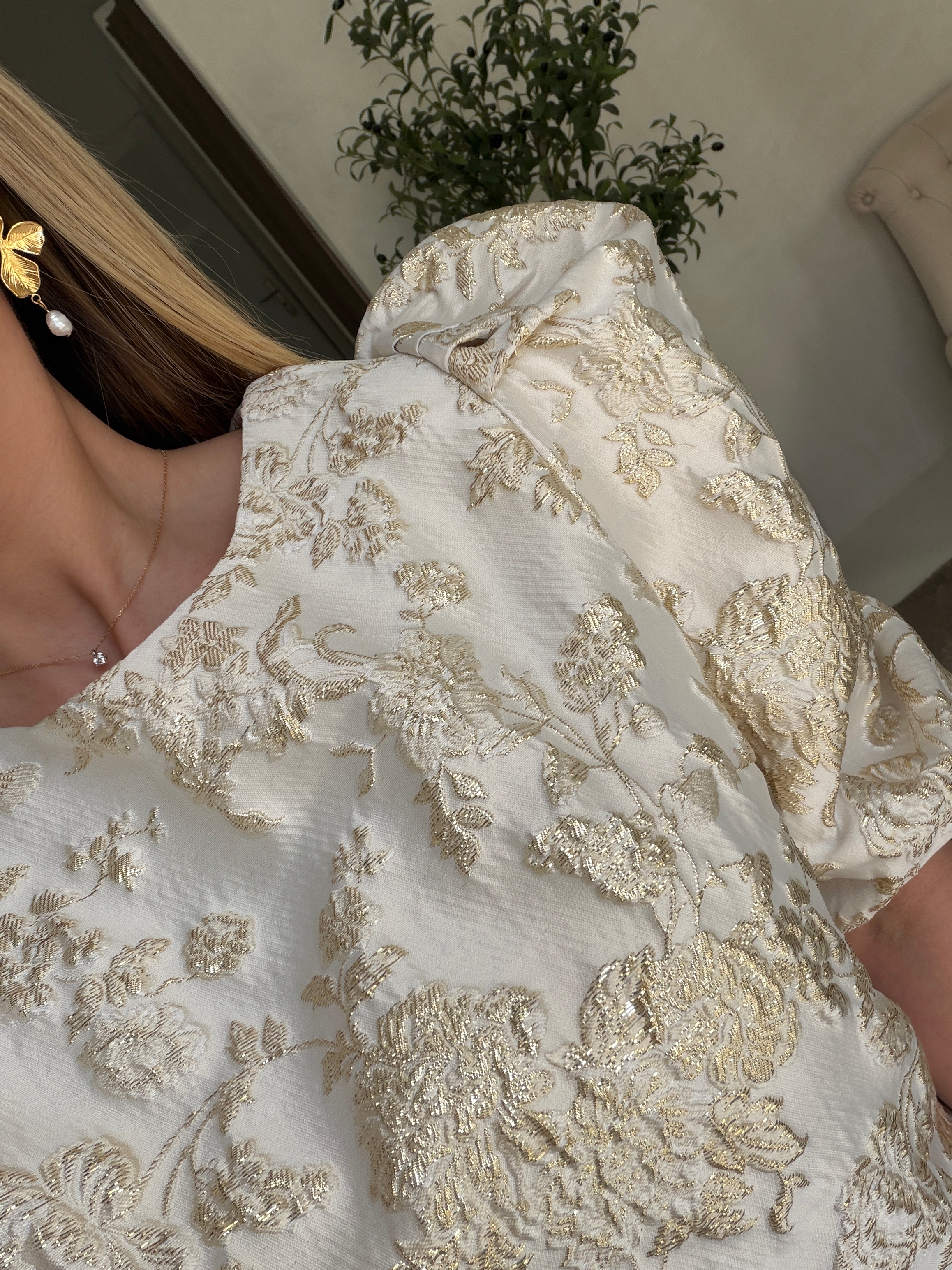 Blouse écru à fleurs et détails dorés — vue 3
