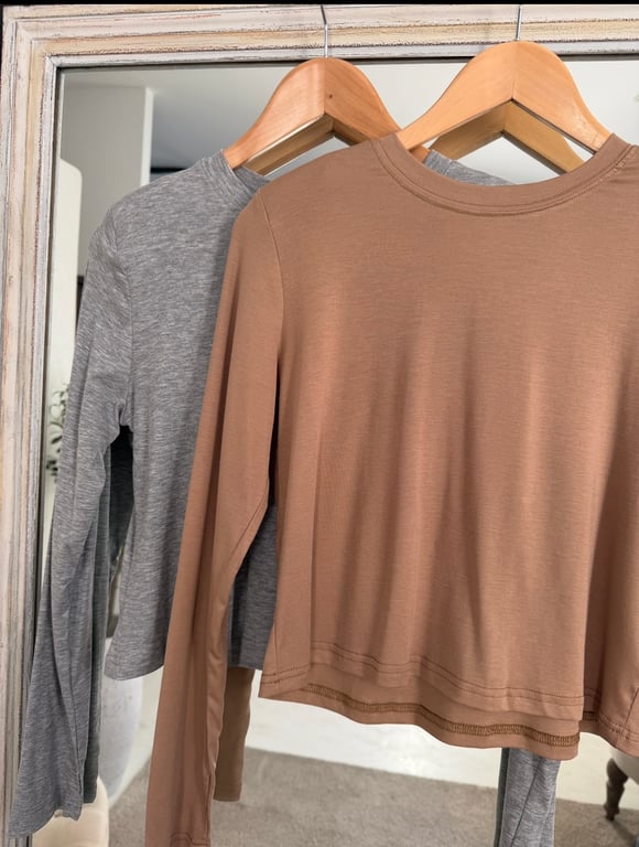 Top fin gris à épaulettes — vue alternative