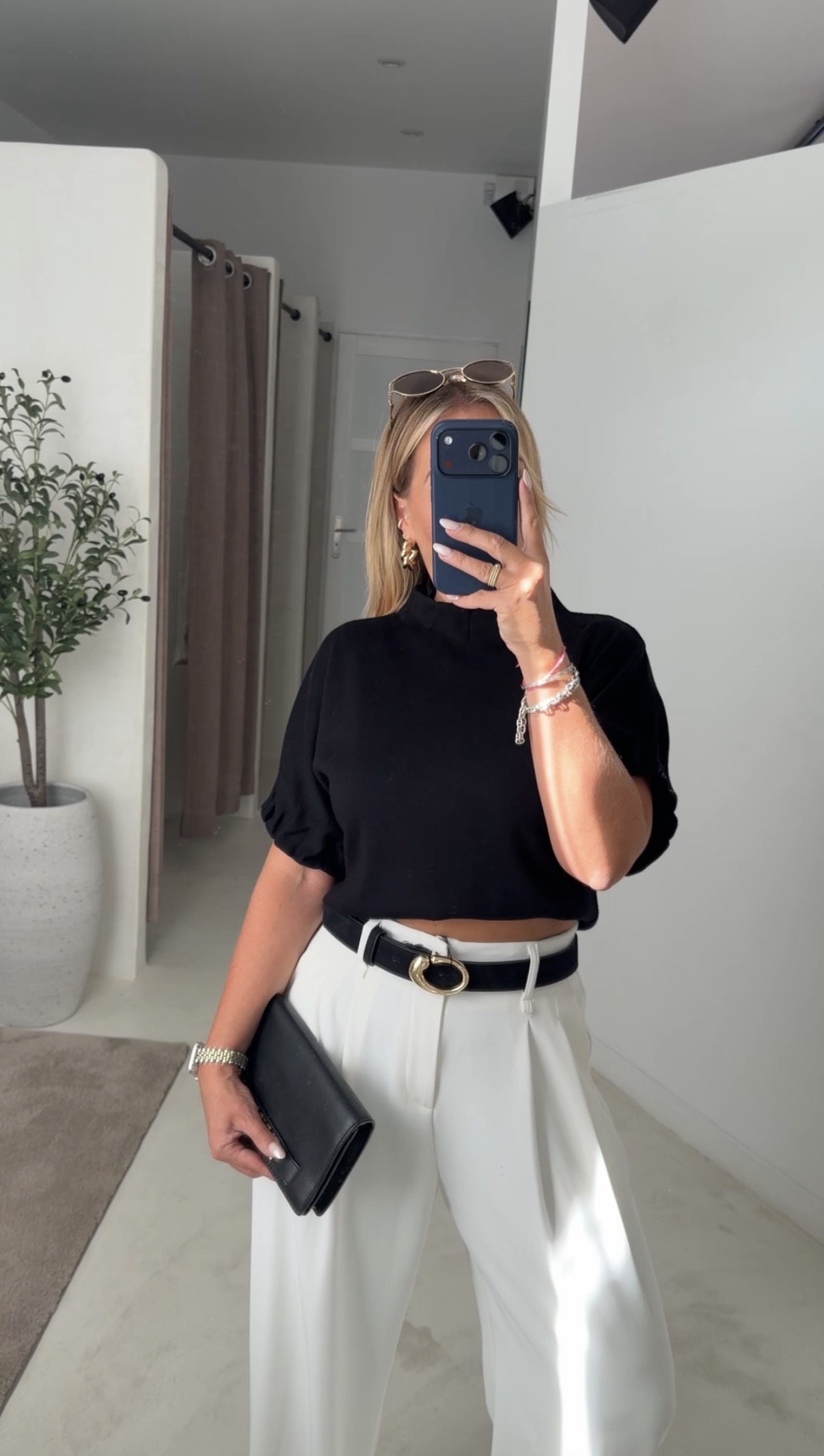 T-shirt noir col montant et manches bouffantes — vue 2