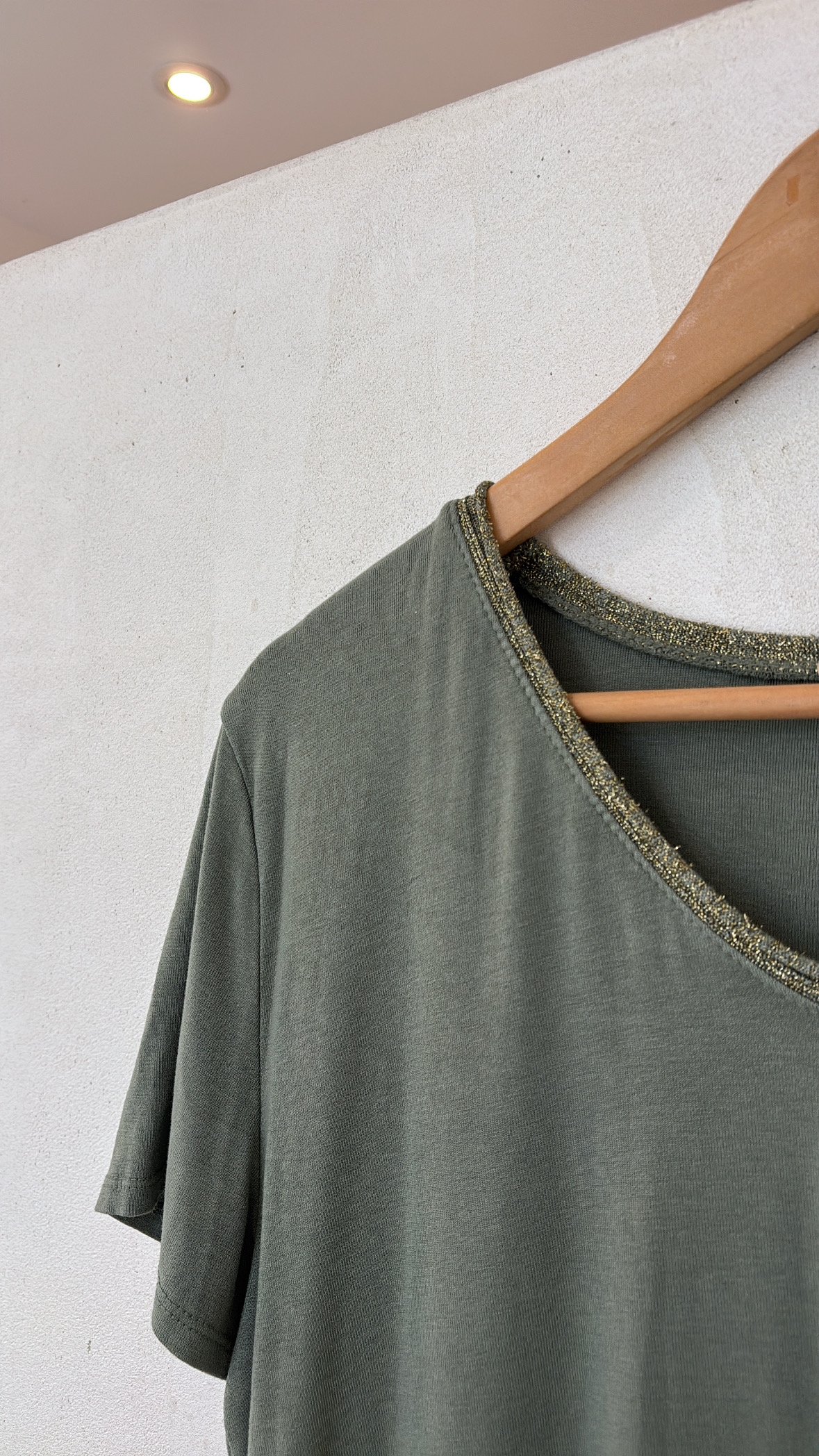 T-shirts col V fluide avec liseré doré — vue 4