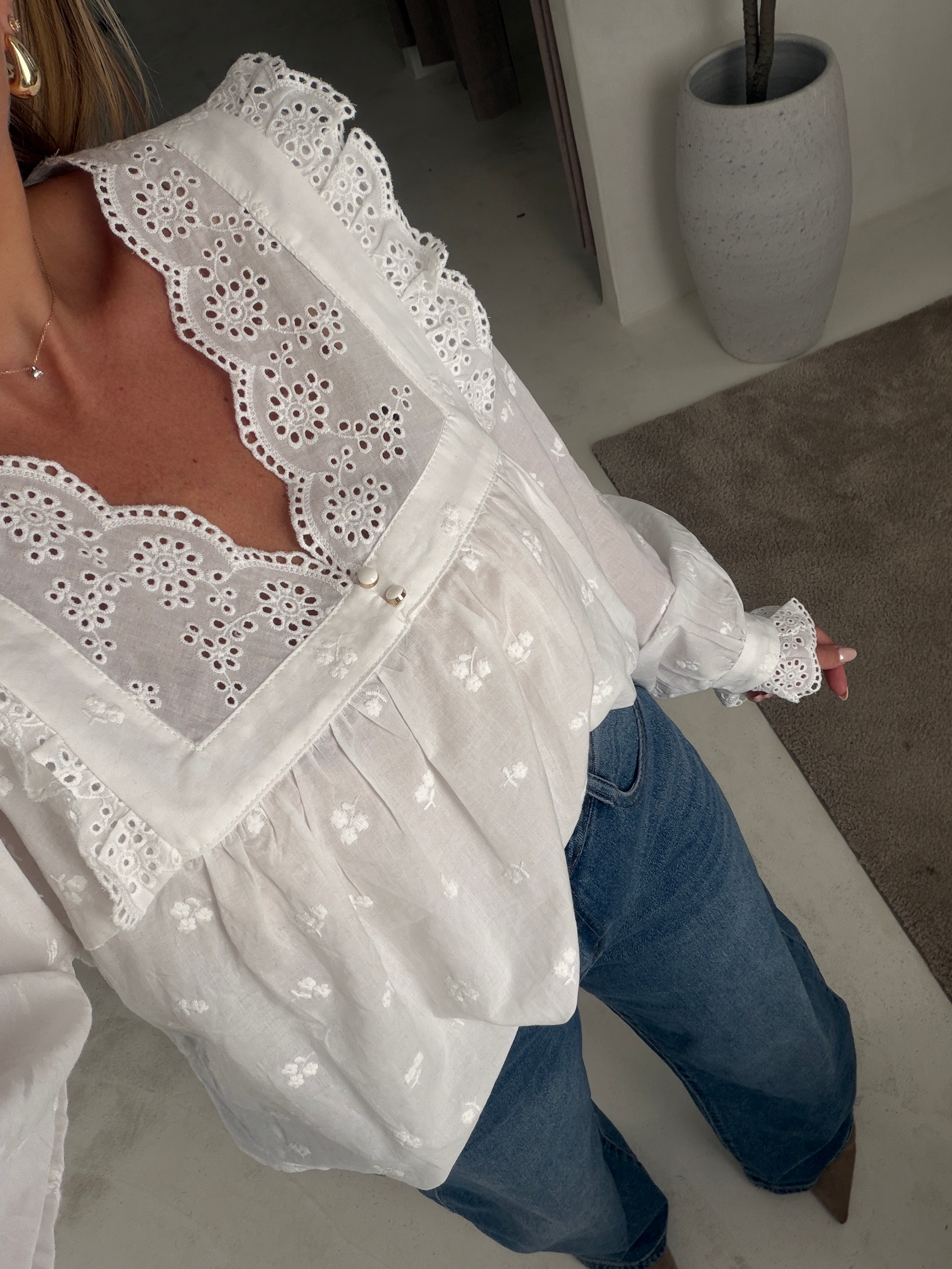 Blouse blanche à broderies anglaises et manches bouffantes — vue 3
