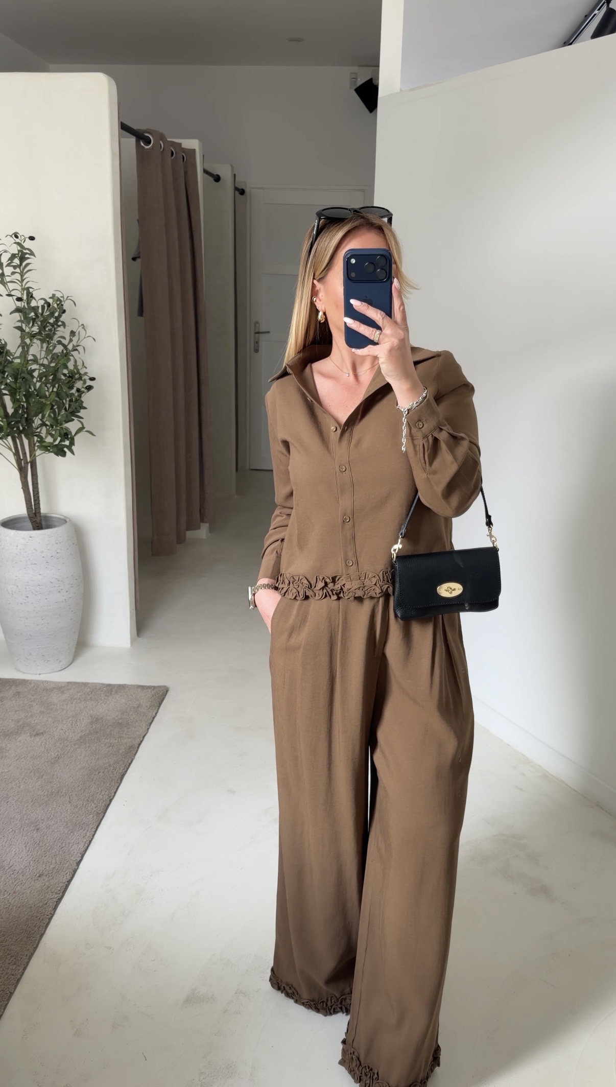 Pantalon kaki marronné avec fleurs dans le bas — vue 2