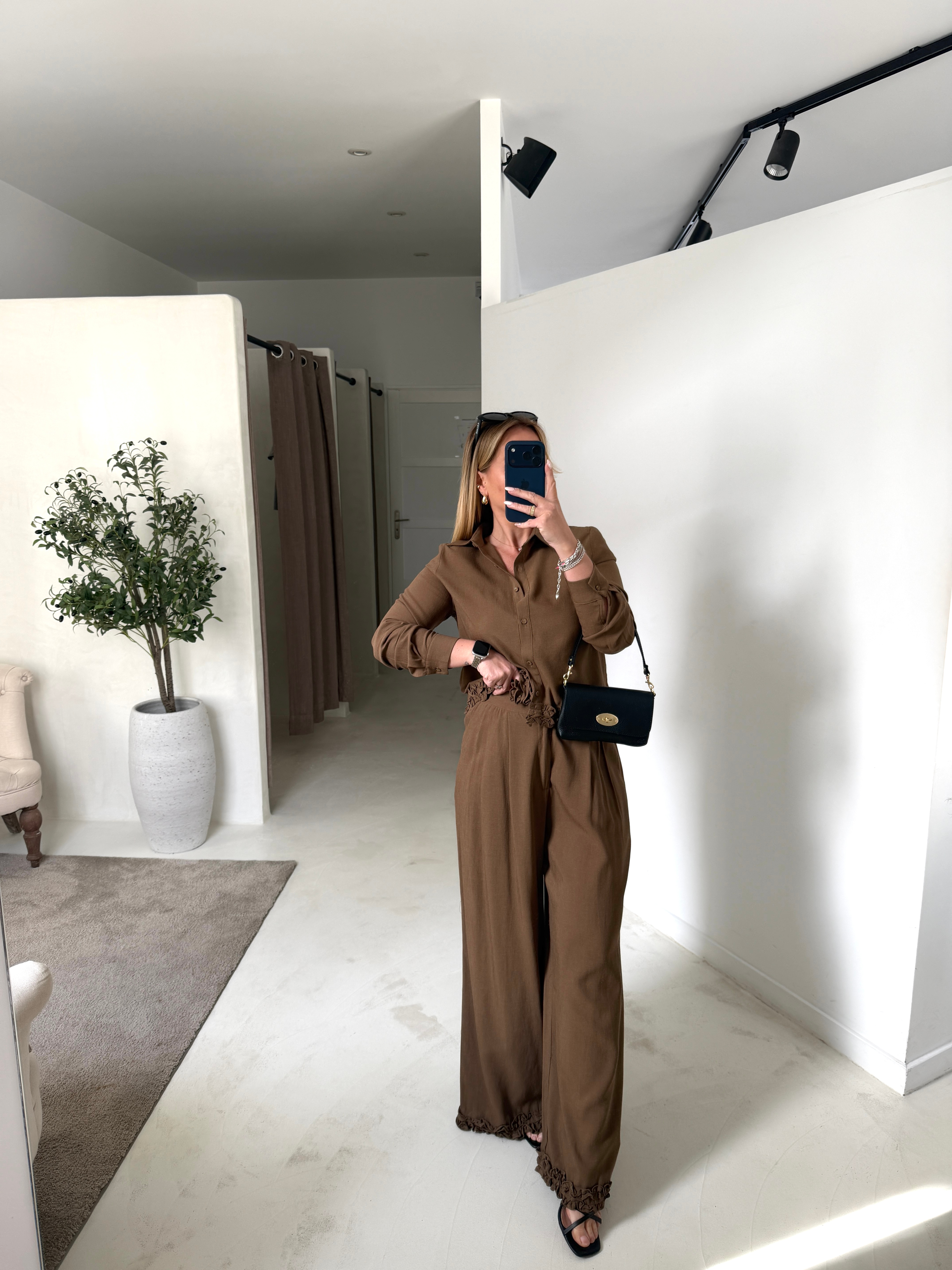 Chemise kaki marronné fleurs dans le bas — vue 3