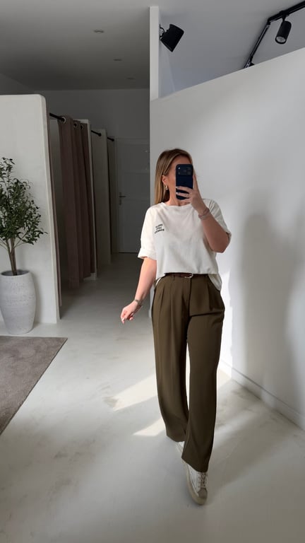 Pantalon fluide et large kaki ceinturé