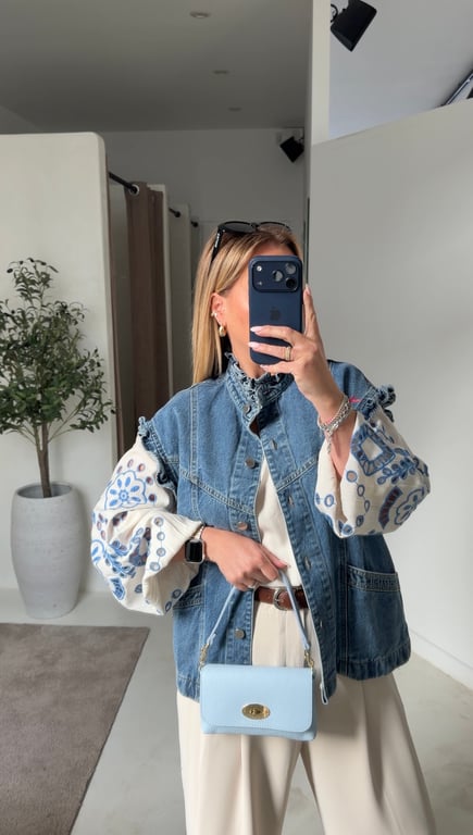 Veste en jean sans manches détails volants — vue alternative