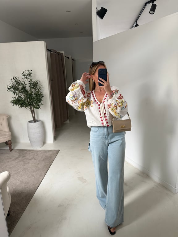 Blouse ample col V et broderies colorées