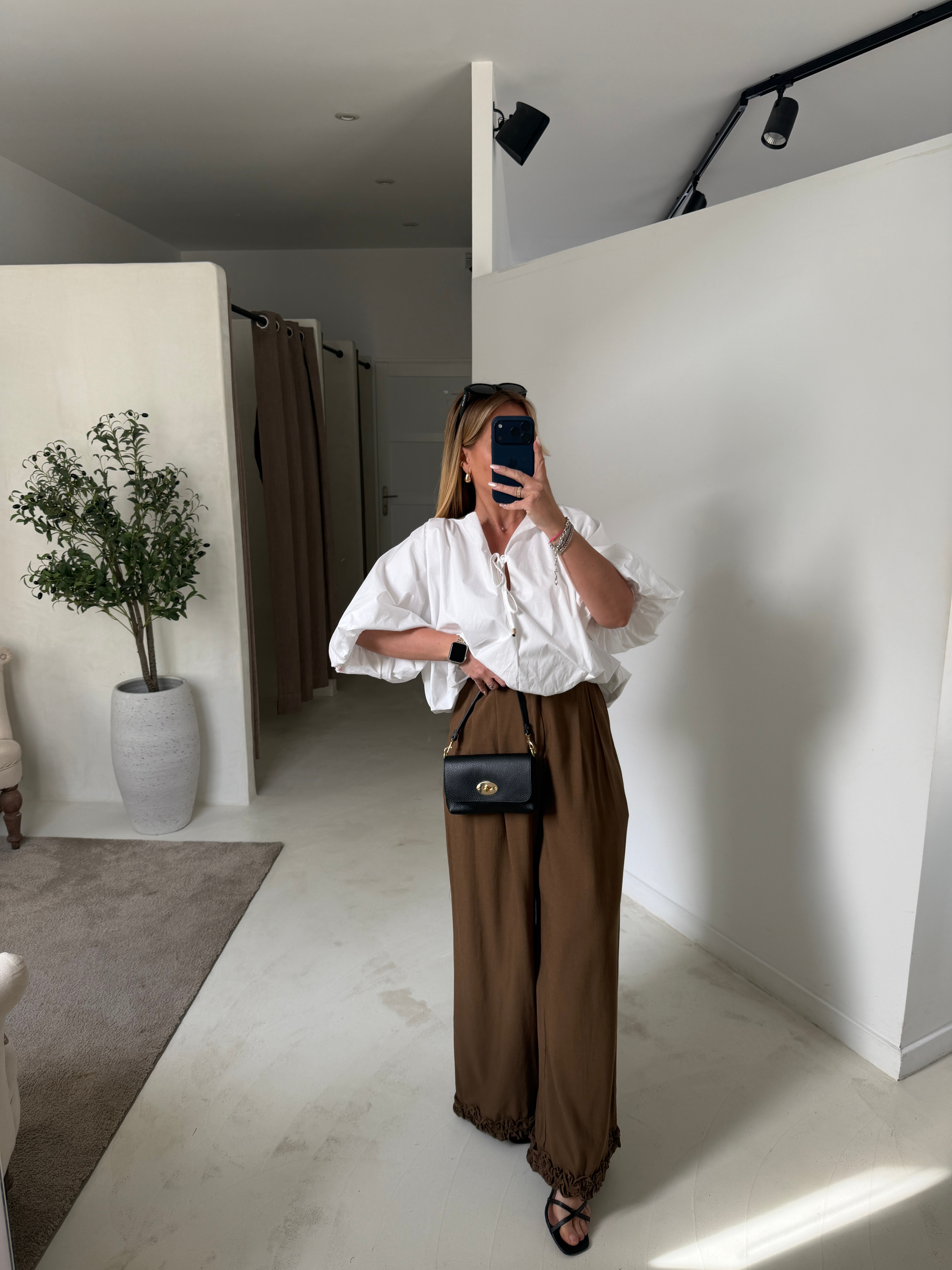 Pantalon kaki marronné avec fleurs dans le bas — vue 3