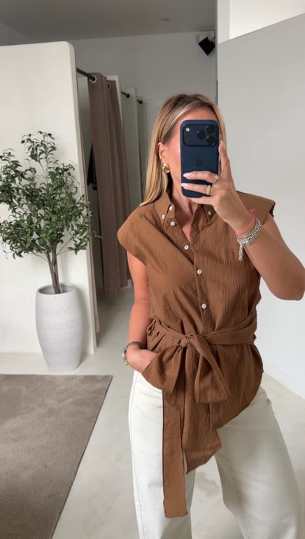 Blouse camel à épaulettes ceinturée
