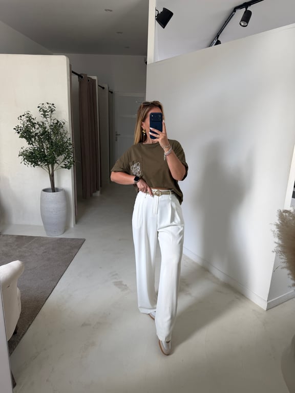 Tshirt kaki avec broderie sur la poche