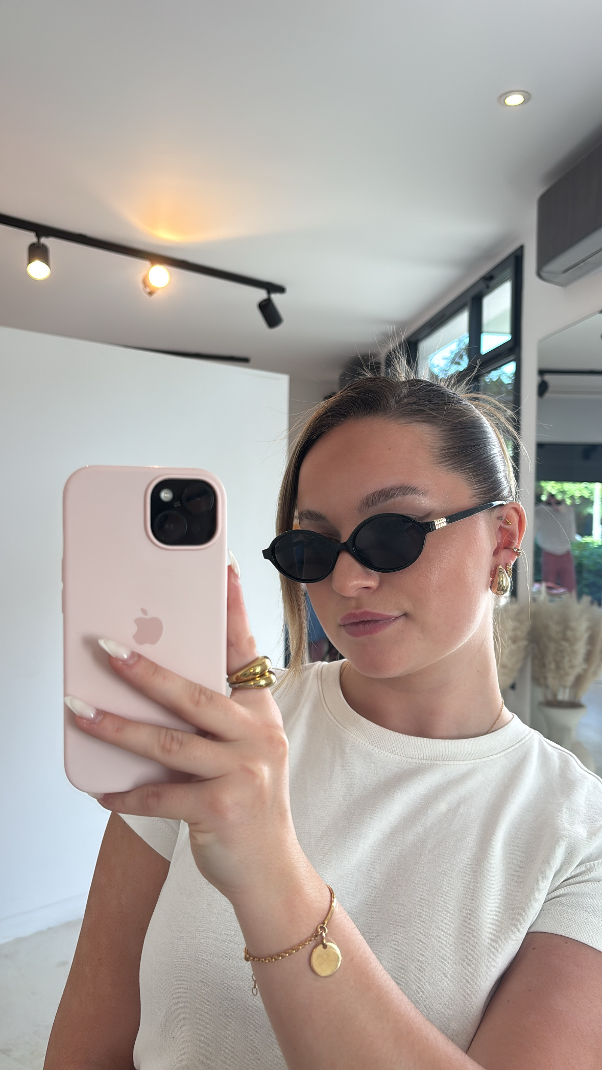 Lunettes de soleil fines noires & bijoux doré — vue 3