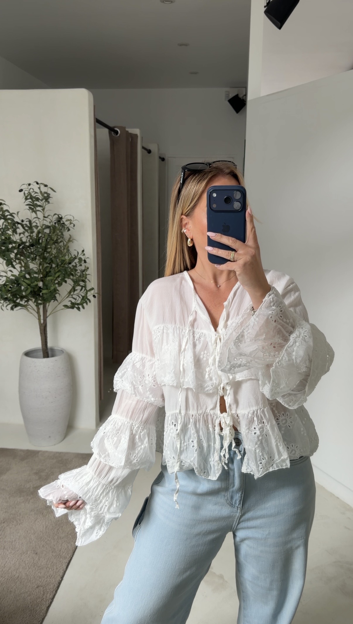 Blouse blanche avec volants et noeuds — vue 2