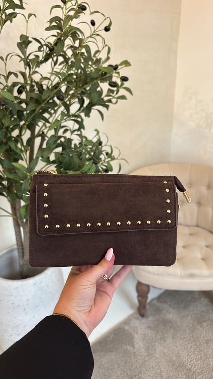 Pochette en daim marron & clous dorés