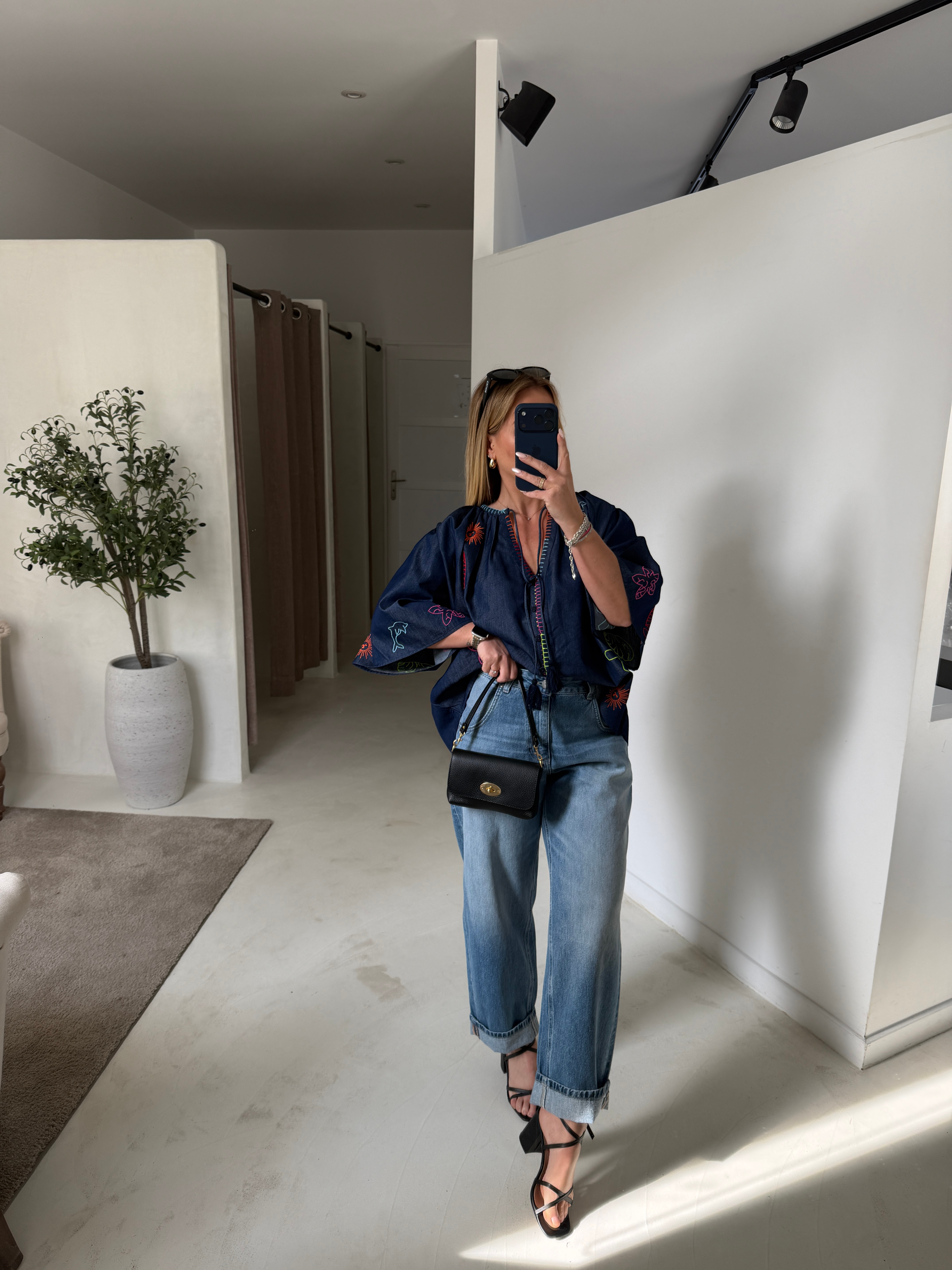 Blouse ample style denim brut et broderies colorées