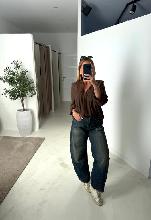 Blouse marron col V détails broderies