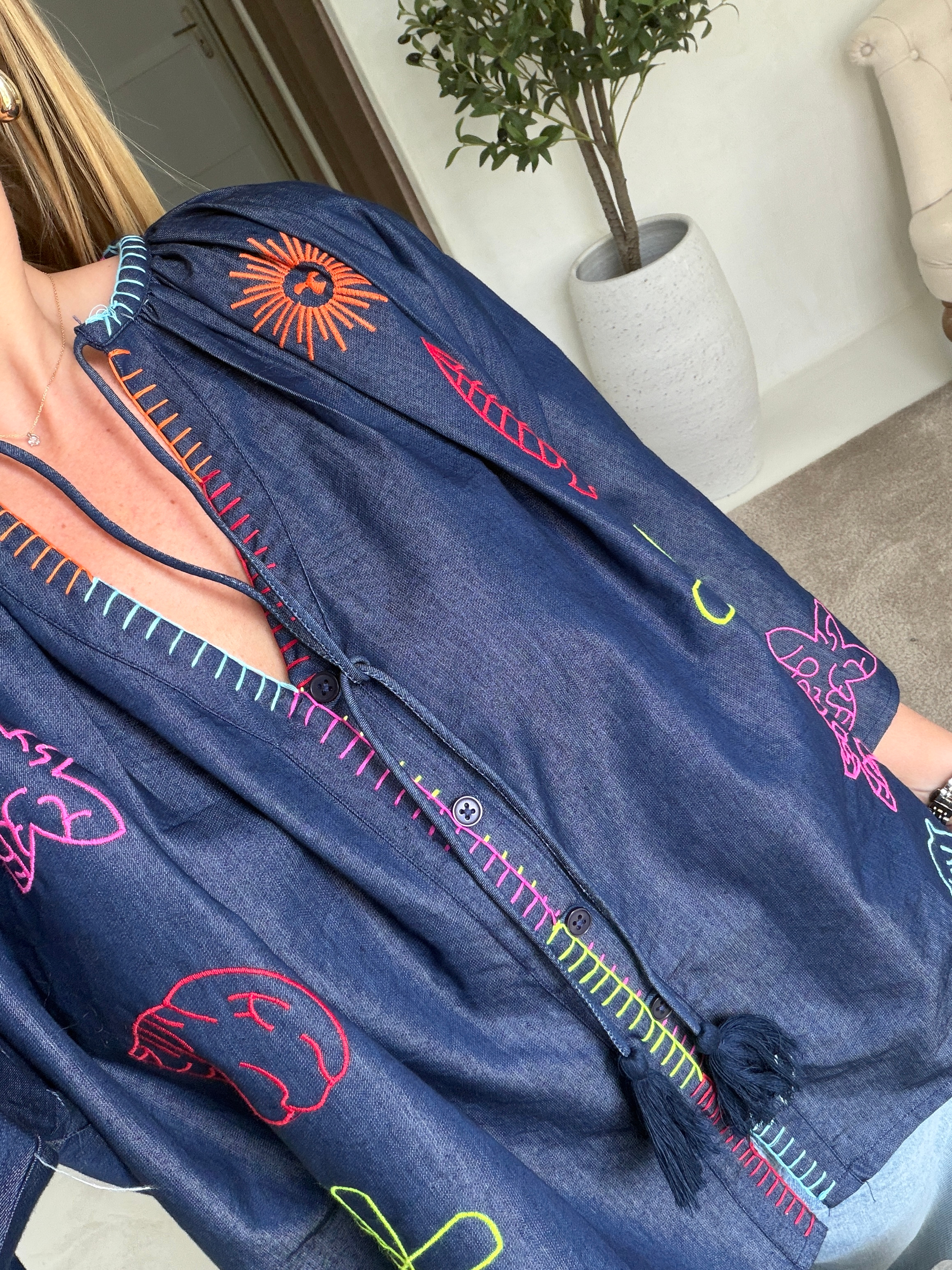 Blouse ample style denim brut et broderies colorées — vue alternative