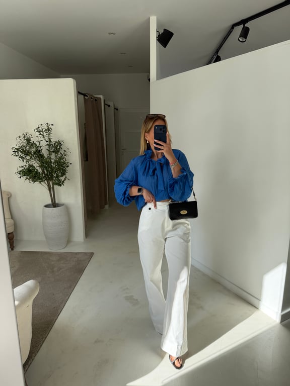 Blouse bleu électrique à nouer au col