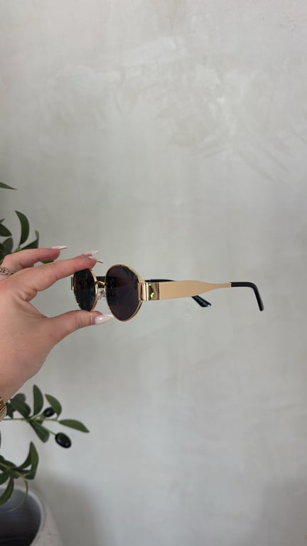 Lunettes de soleil avec branches épaisses dorées