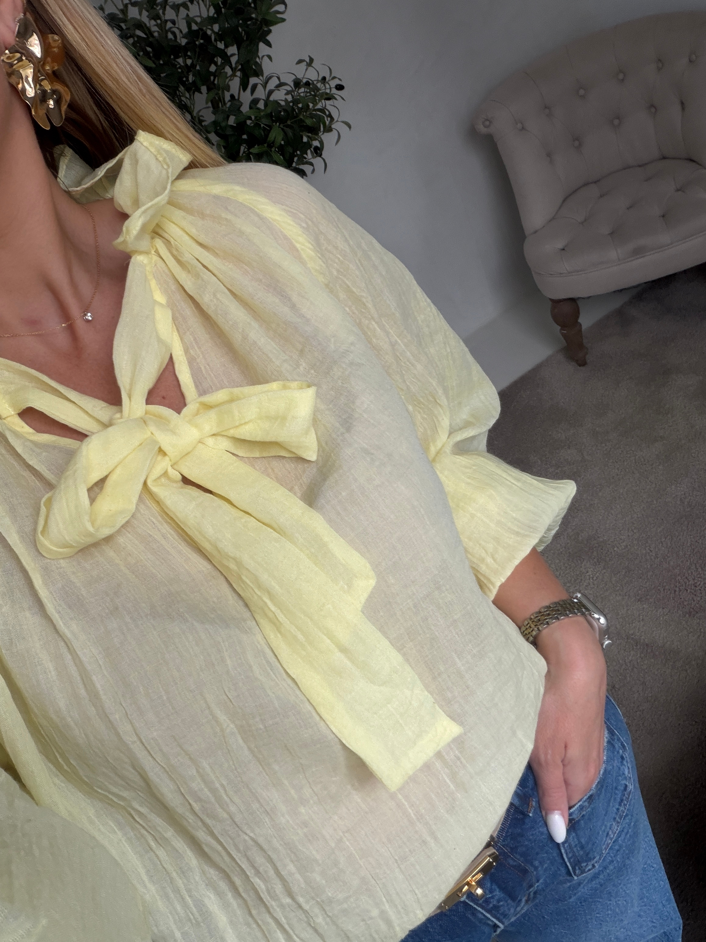 Blouse jaune à nouer au col — vue 2