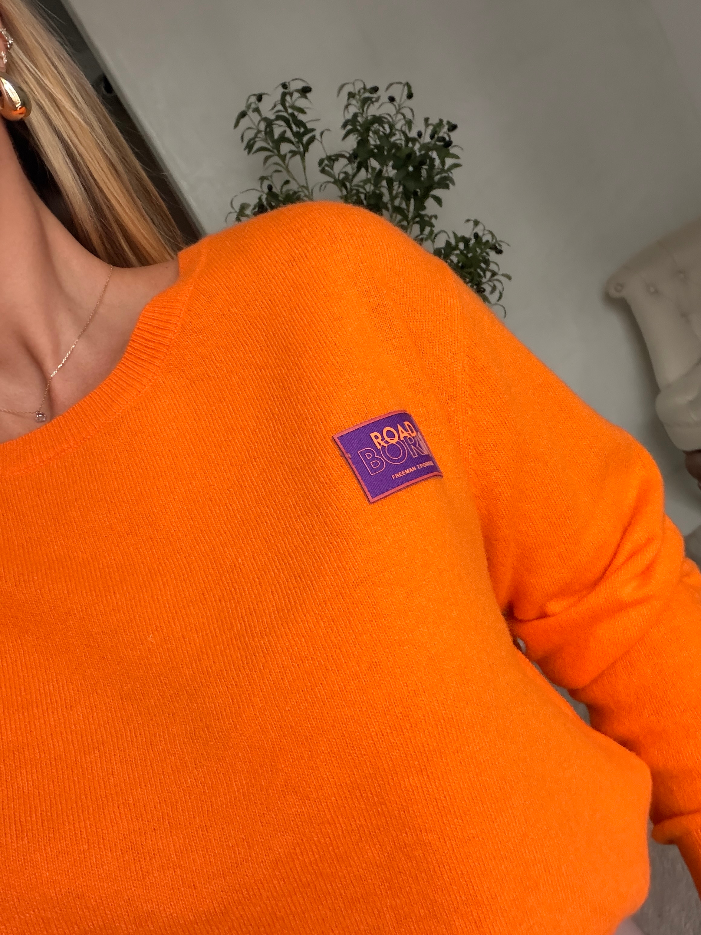 Pull col rond orange flashy — vue 2
