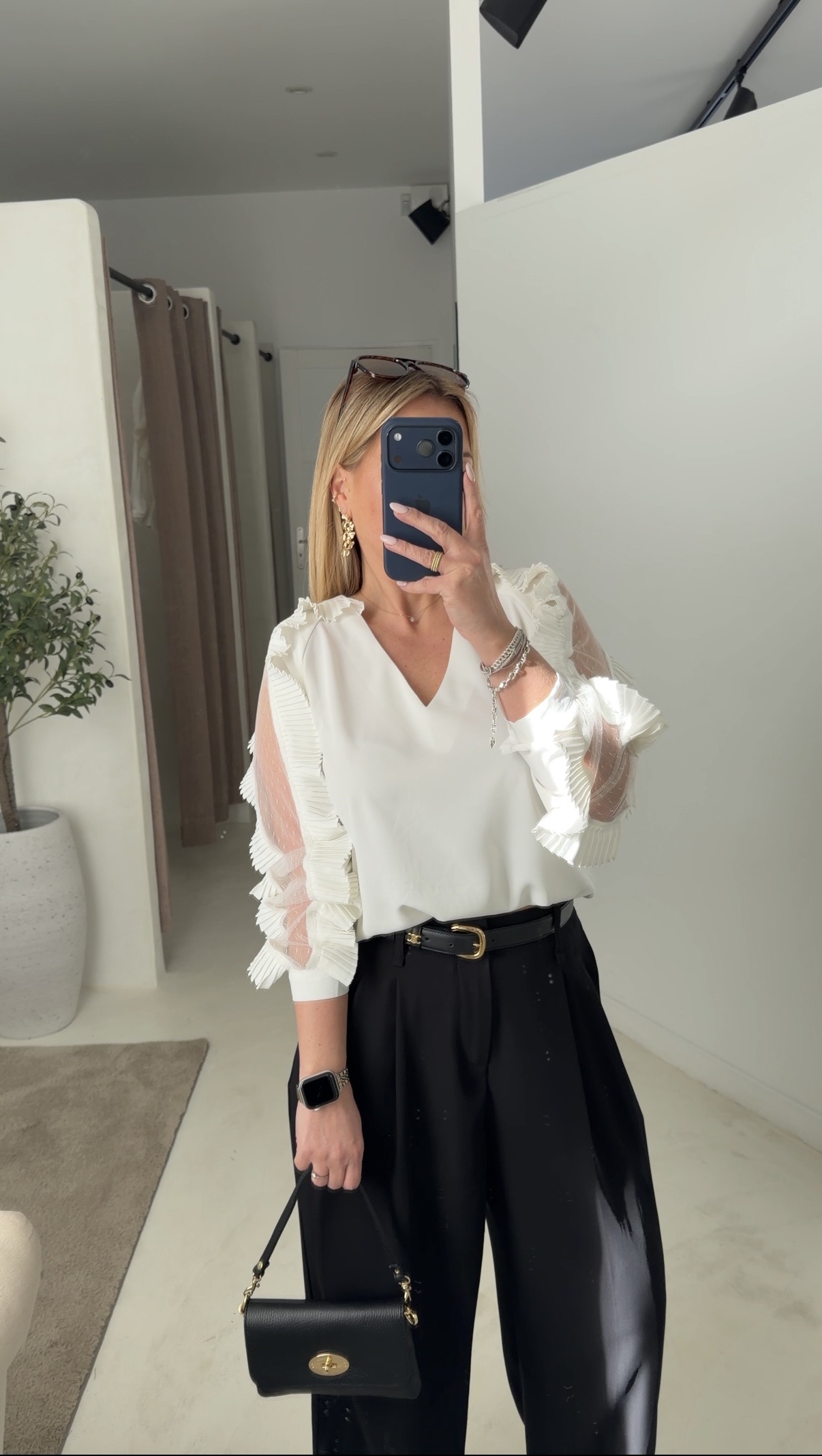 Blouse col V avec volants et dentelle aux manches — vue 2