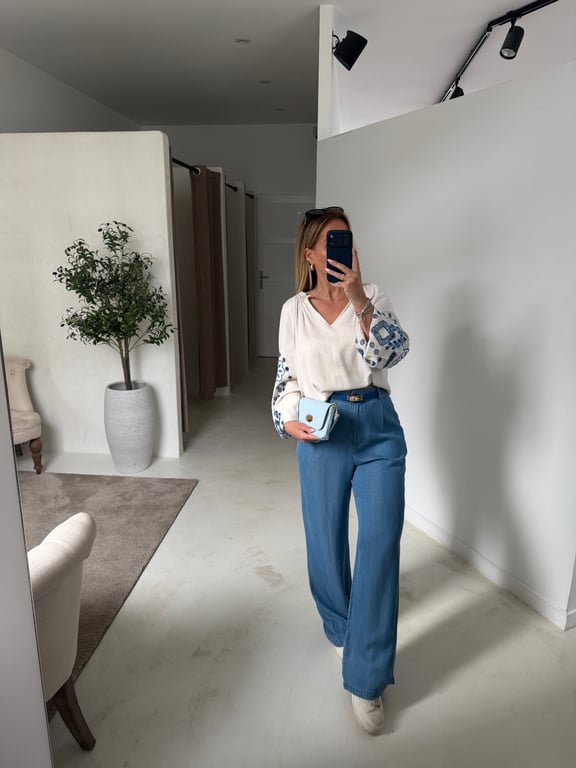 Blouse col V beige et broderies bleu