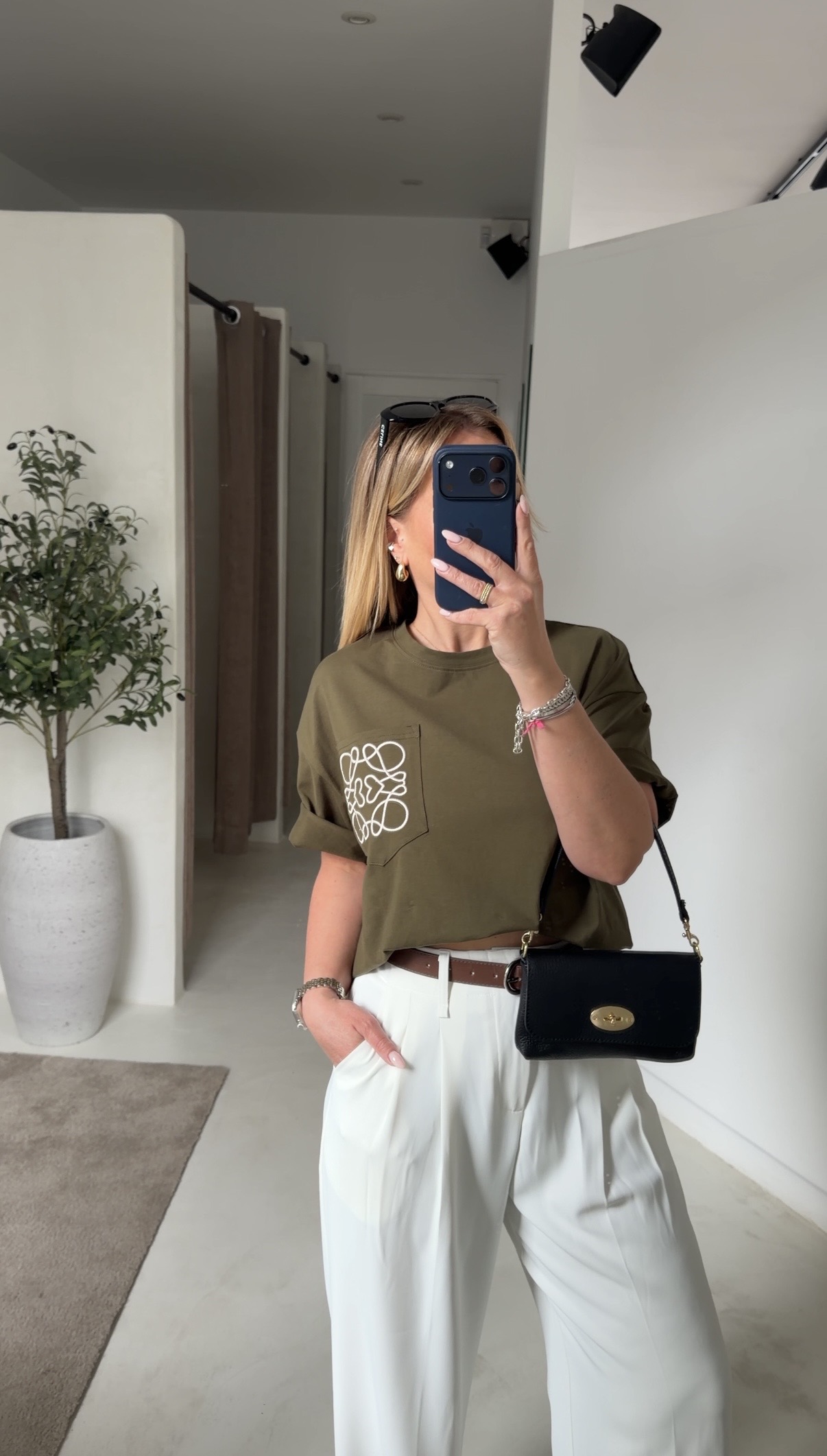 T-shirt court kaki avec poche et broderies — vue 2