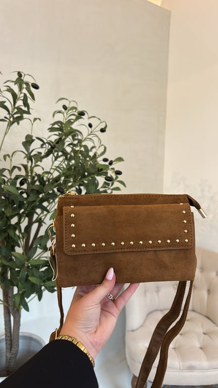 Pochette en daim camel & clous dorés