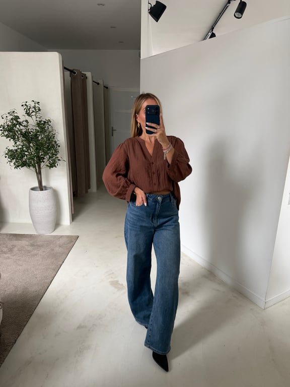 Blouse marron col V avec dentelle délicate