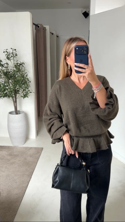 Pull col V kaki avec volants dans le bas