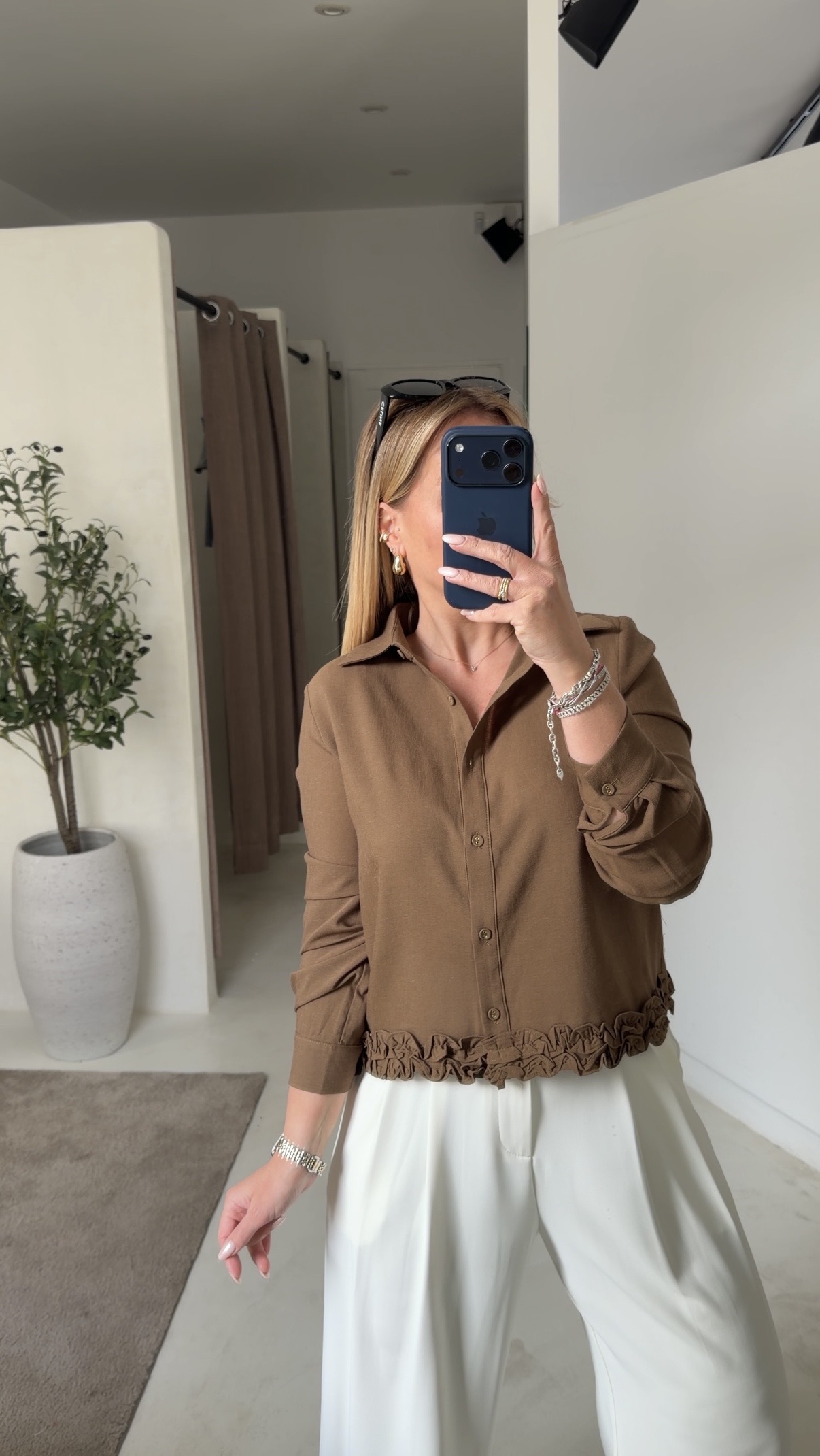 Chemise kaki marronné fleurs dans le bas — vue 2