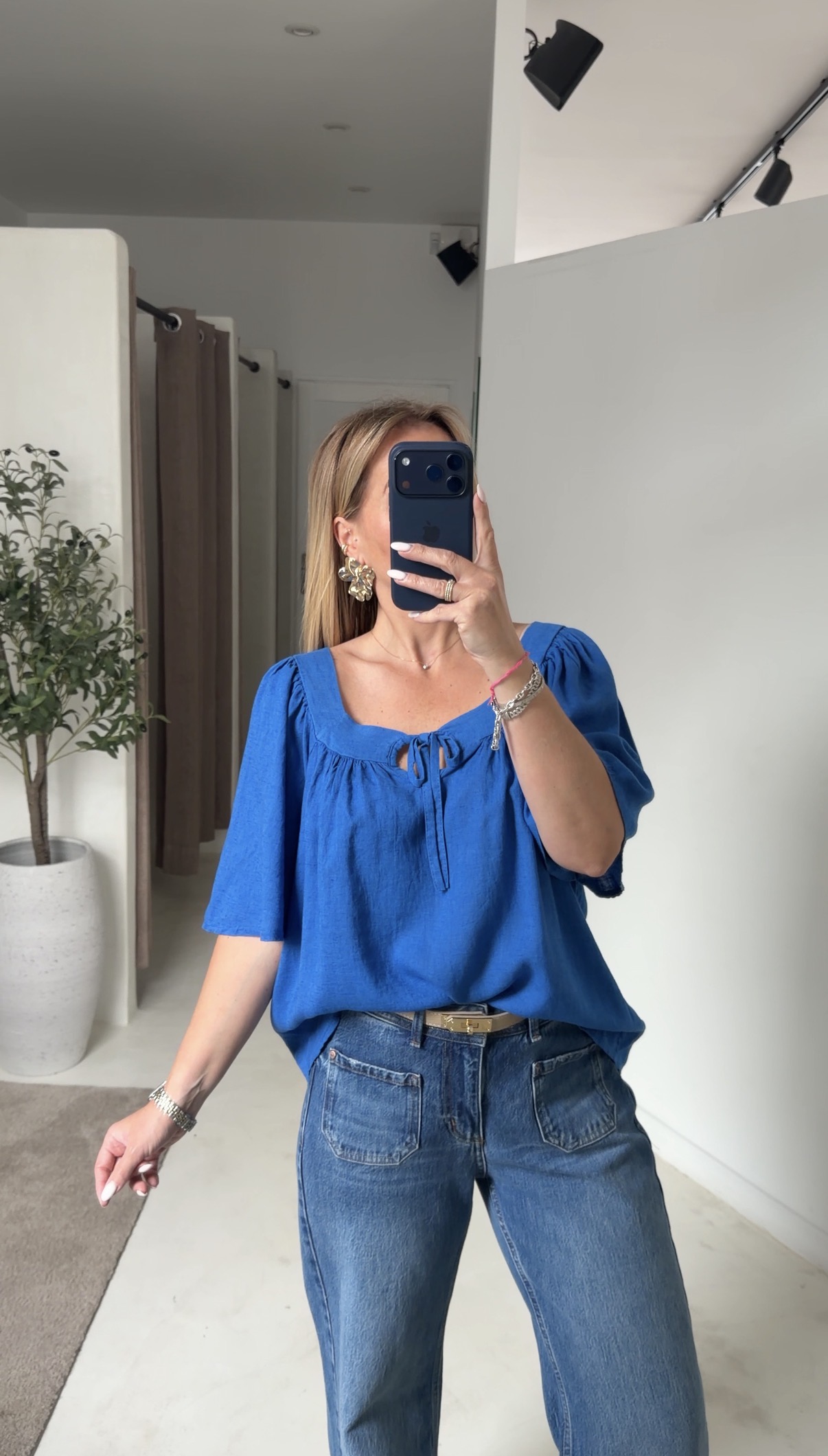 Blouse bleu électrique en lin col carré — vue 2