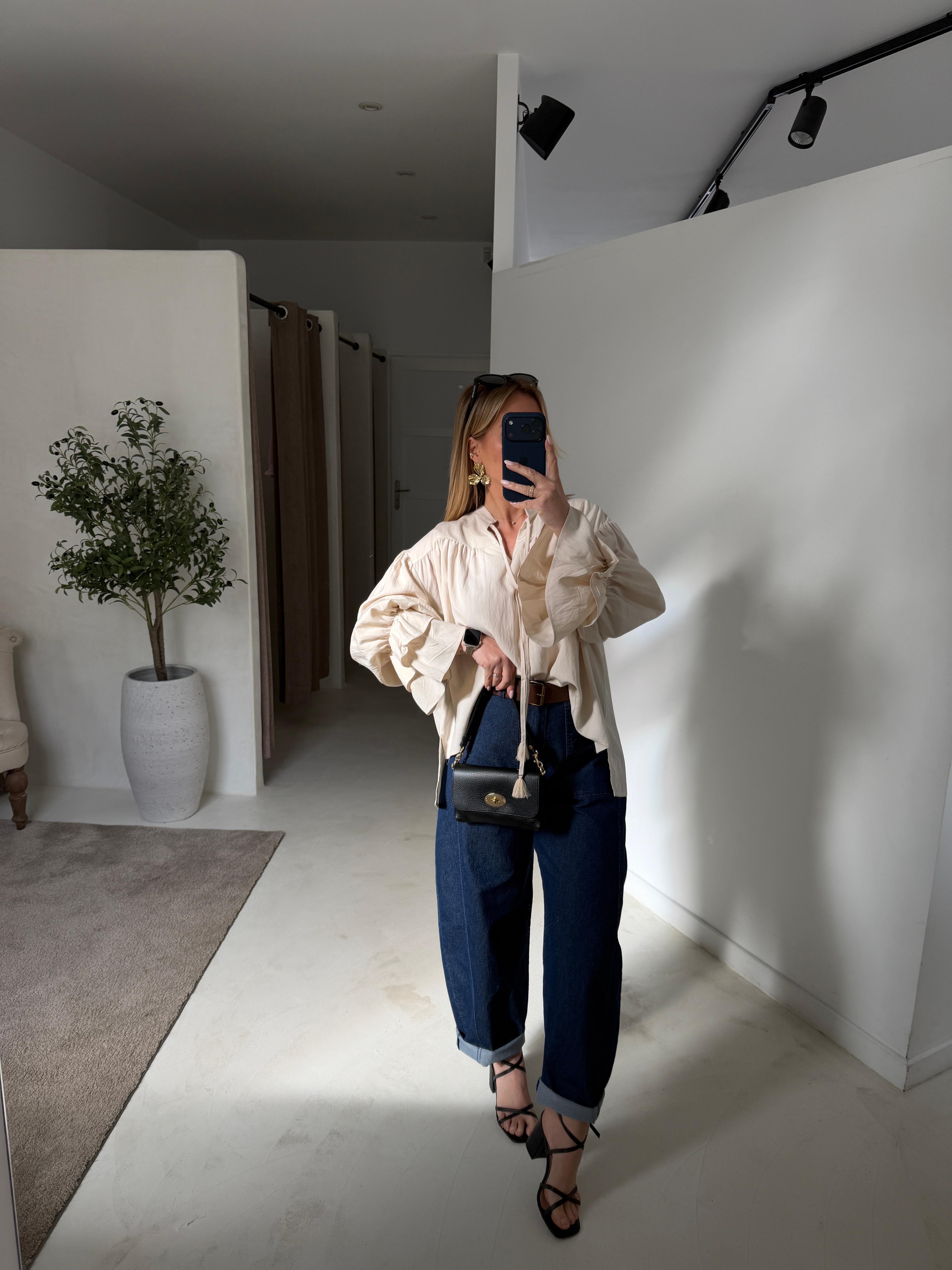 Blouse beige à volants aux poignets — vue 2