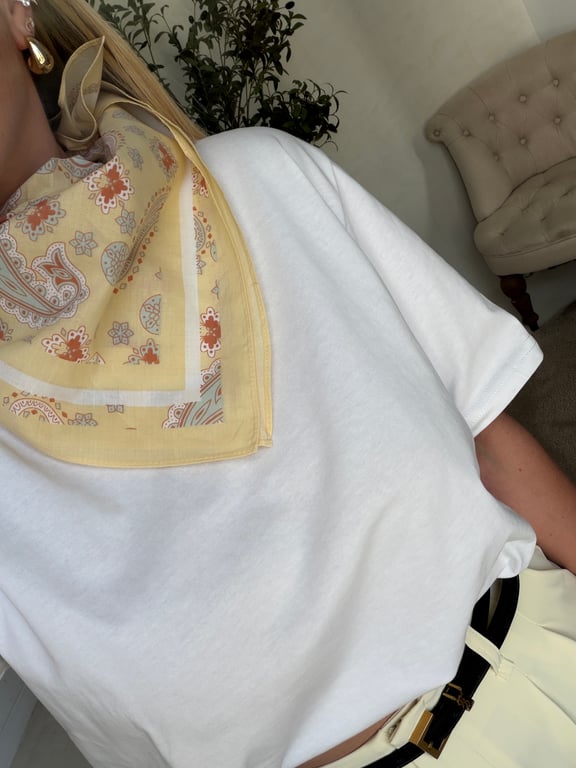 Petit foulard jaune à motifs bandana