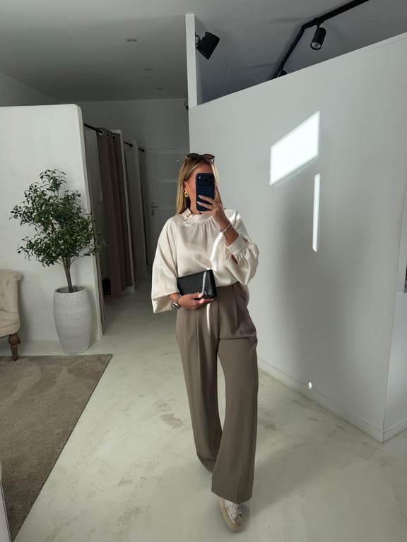 Blouse effet satiné écru avec boutons dorés