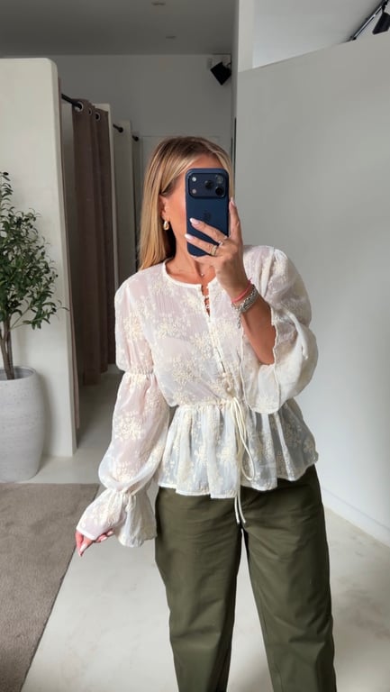 Blouse écru avec volants et broderies