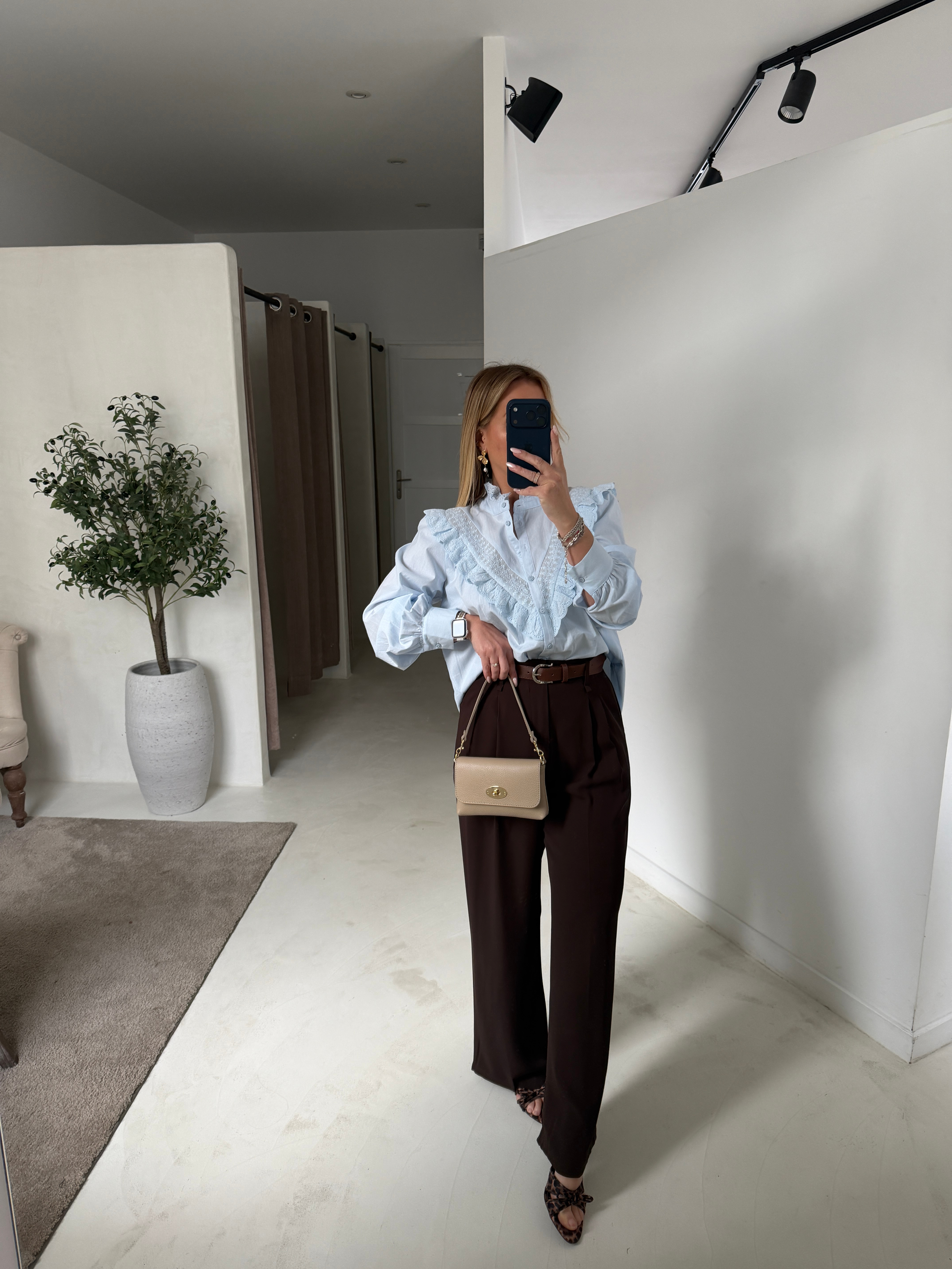 Blouse bleu ciel, à volants et broderies en V — vue 2