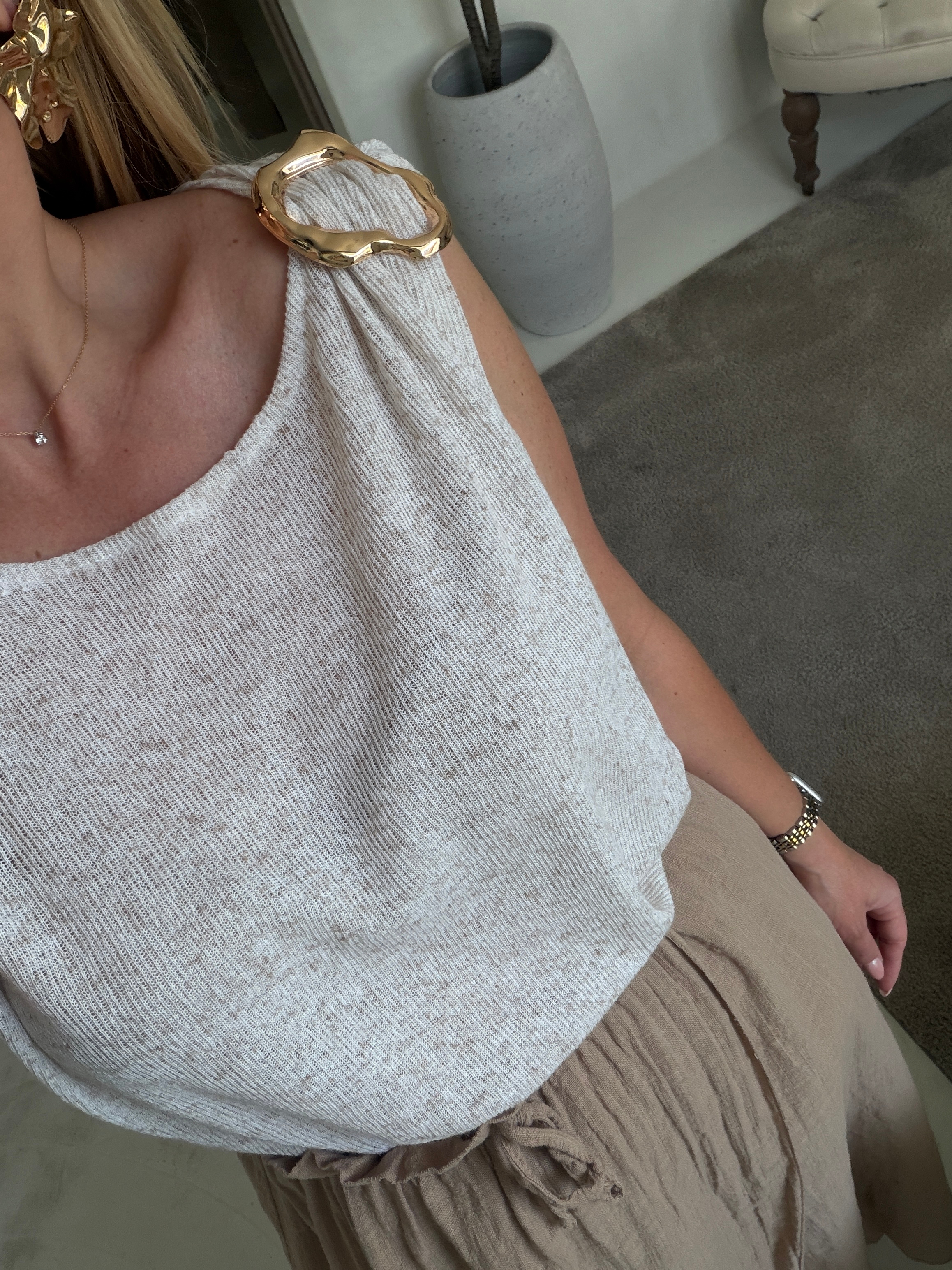Top beige avec bijou doré à l’épaule — vue 2