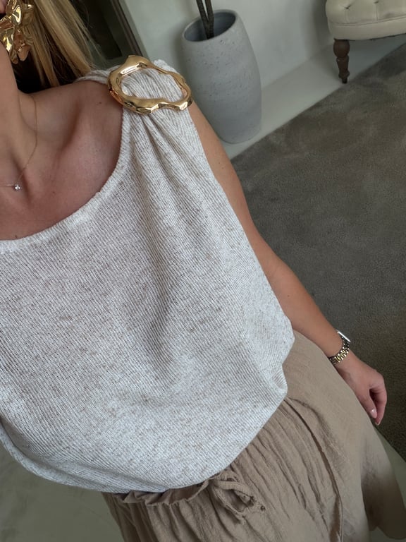 Top beige avec bijou doré à l’épaule — vue alternative