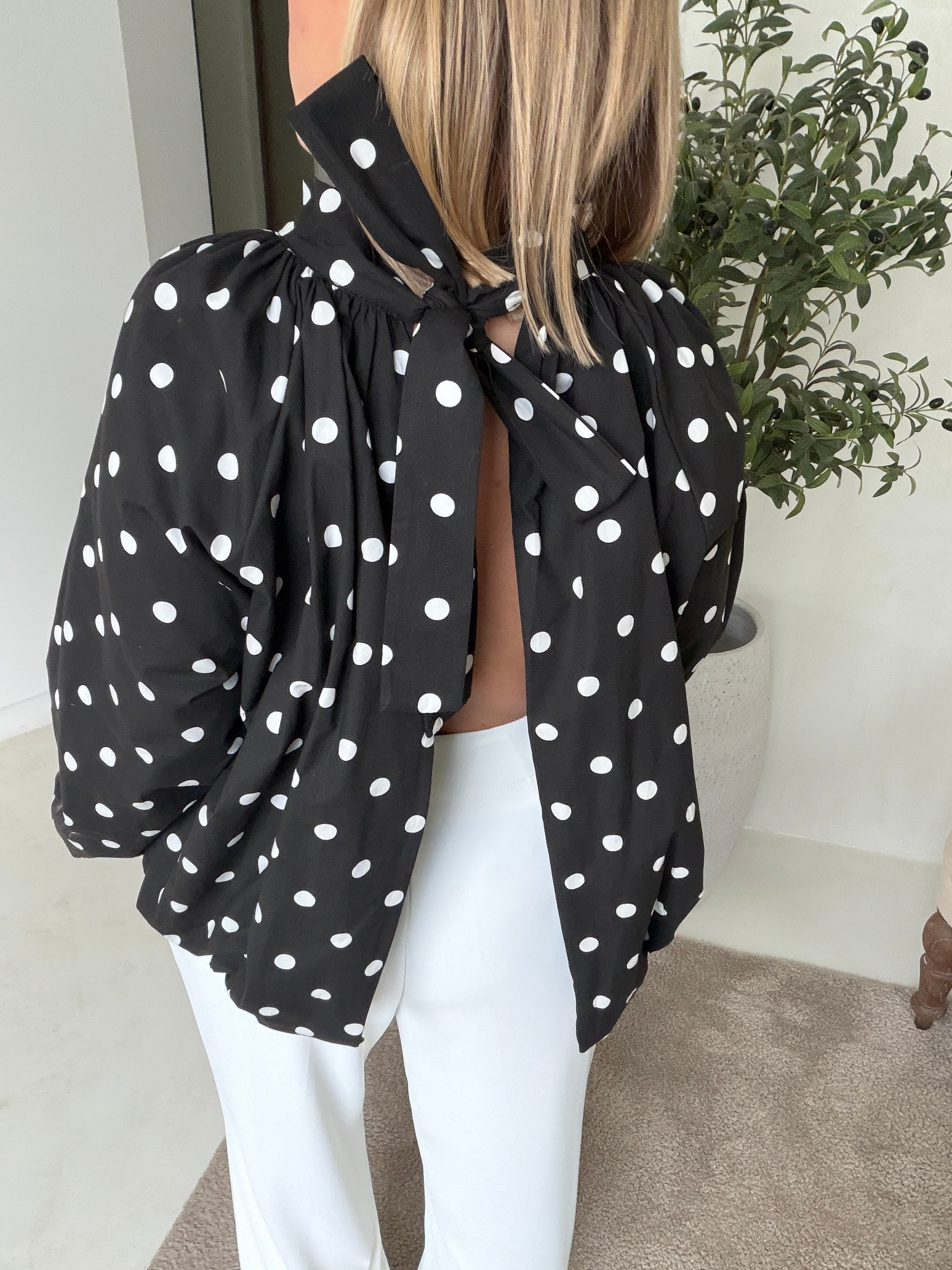 Blouse à pois noir et blanc dos nu — vue 2