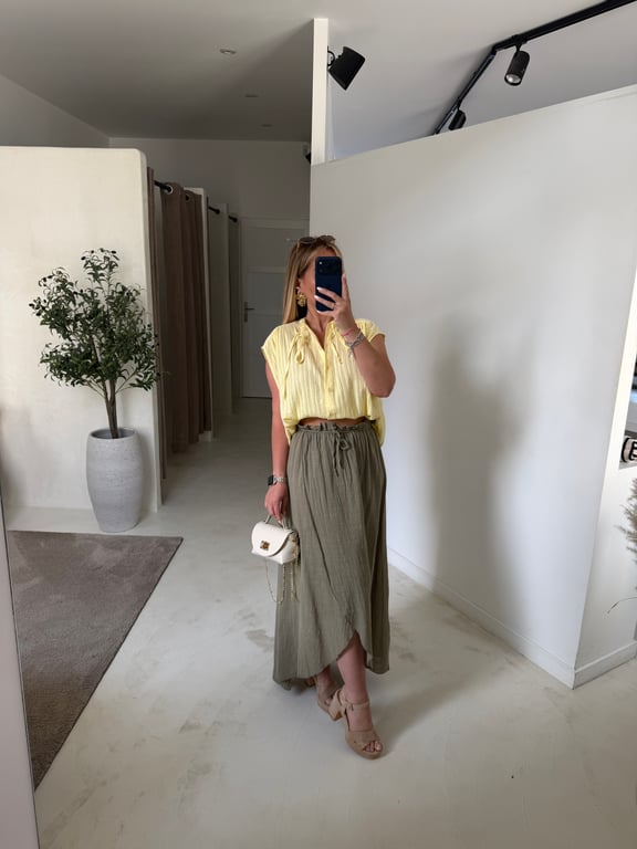 Blouse texturé jaune avec noeud au col
