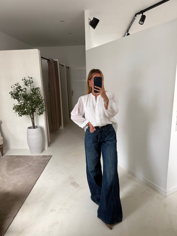 Blouse blanche col V détails dentelle sur les épaules