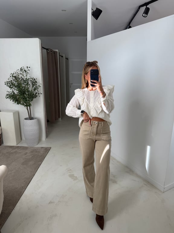 Blouse crème à volants et broderies